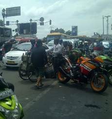 2 Pemotor Sport Baku Pukul dengan Sopir Taksi di Cililitan, Lalin Macet
