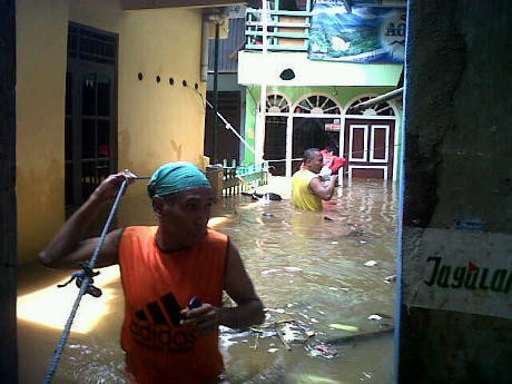 Banjir Surut, Warga Rawajati Bersiap Hadapi Lumpur dan Sampah