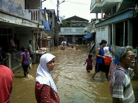  Banjir Rawajati Surut, Warga Mulai Angkut Barang & Bersihkan Lumpur