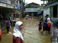 Banjir Rawajati Surut, Warga Mulai Angkut Barang & Bersihkan Lumpur