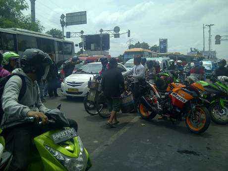 2 Pengguna Motor Sport Adu Hantam dengan Sopir Taksi
