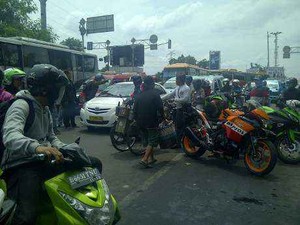 2 Pengguna Motor Sport Adu Hantam dengan Sopir Taksi