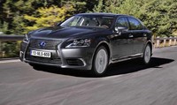 Lexus LS 600h. Lexus LS 600h merupakan kendaraan pertama di dunia yang menggunakan mesin hybrid dengan mesin V8 dan berhasil menjadi mobil hybrid paling kuat. Mobil ini diperkenalkan pada 2007 lalu dan penjualannya sudah mencapai 29.000 unit hingga November tahun ini. (dok Lexus)