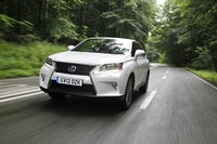 Lexus RX 400h. Mobil ini pertama diluncurkan pada 2005 dan berhasil menjadi SUV hybrid mewah. Kemudian digantikan oleh model RX 450h pada tahun 2009. Model ini menyumbangkan penjualan mobil hybrid Lexus dengan 259.000 unit terjual hingga November 2012 ini. (dok Lexus)