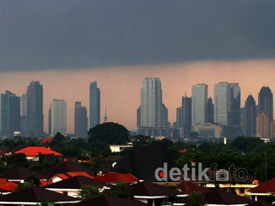 Jakarta Dinaungi Awan Gelap