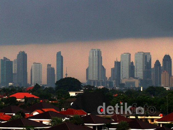 Jakarta Dinaungi Awan Gelap