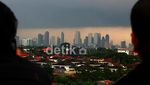 Jakarta Dinaungi Awan Gelap