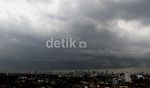Jakarta Dinaungi Awan Gelap