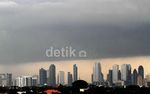 Jakarta Dinaungi Awan Gelap