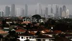 Jakarta Dinaungi Awan Gelap