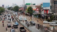 Hingga pukul 11.45 WIB, genangan air belum surut.