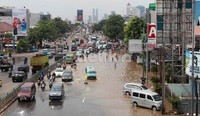 Air sungai Ciliwung meluap ke jalan dari terowongan Casablanca (Kuningan) arah Kampung Melayu.
