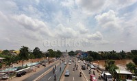 Tampak ketinggian air kali Ciliwung sudah mencapai jembatan yang dilintasi kendaraan umum.