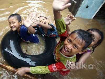 Ada Keceriaan di Saat Banjir