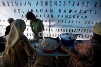 Bahan-bahan makanan untuk korban banjir ini diperoleh dari pemerintah dan sumbangan para dermawan.