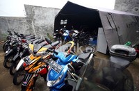 Di tempat ini juga terdapat, posko untuk menampung kendaraan bermotor warga yang rumahnya terendam banjir.