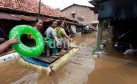 Warga tampak sudah terbiasa dengan banjir.
