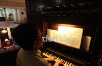 Lagu puji-pujian dilantunkan selama misa berlangsung.