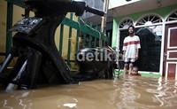 Sebanyak 6 RT terendam banjir yang sempat mencapai ketinggian 2 meter.