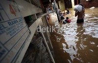 Air kiriman dari Bogor yang melewati aliran sungai CIliwung terpaksa merendam ratusan rumah yang berada di sekitarnya.