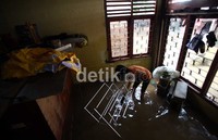 Air mamasuki rumah dan merendam barang-barang milik warga.