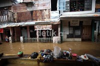Beruntung sore ini banjir mulai surut.