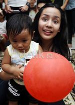 Angel Pieters Berbagi dengan Penderita Kanker