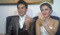 Jonathan Frizzy resmi menikah dengan Dhena Devanka secara mendadak dan sederhana di kawasan Kuningan, Jakarta Selatan, Jumat (14/12/2012). (dok. detikHOT)