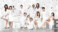 Ini dia foto Natal keluarga Kardashian 2012. Mereka kompak tampil serba putih. (Daily Mail)