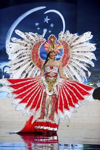 Dari 86 kontestan, Maria Selena berhasil masuk sepuluh besar di sesi kostum nasional. Reuters/Darren Decker.
