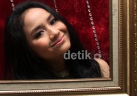 Senyuman manis Gita Gutawa. Gus Mun/detikHot.