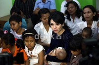 Pengen aja berbagi sama anak-anak yang lucu-lucu ini biar semangat dan sehat terus, ungkapnya.
