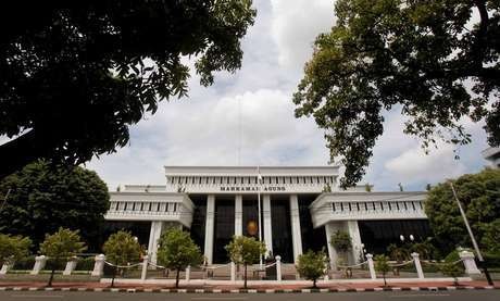 Ini Status FB Terakhir Hakim Cantik yang akan Dipecat karena Selingkuh