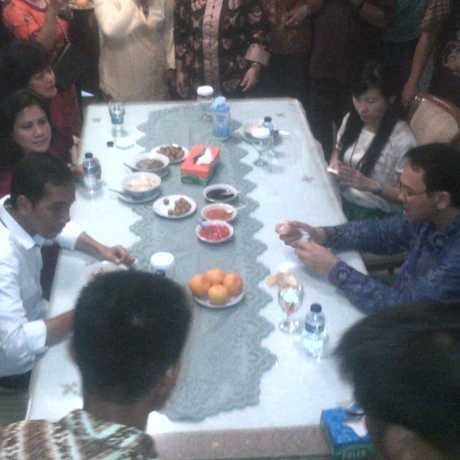  Yummy! Jokowi Santap Bakso di Rumah Ahok