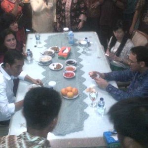 Yummy! Jokowi Santap Bakso di Rumah Ahok