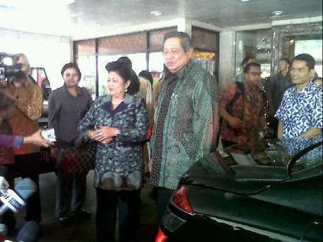 Presiden SBY Menengok Cucunya di RS Pondok Indah