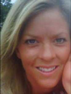 Perempuan Dipecat karena Terlalu Seksi