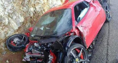 Baru Diambil dari Showroom 2 Jam, Ferrari Ini Hancur Total