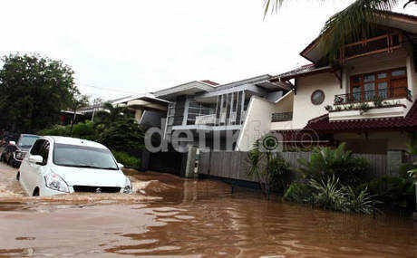 Trik Mengobati Mobil yang Terendam Banjir