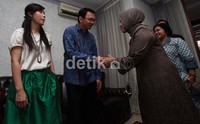 Ahok tampak cerah mengenakan baju batik lengan panjang berwarna biru bermotif bunga dan daun berwarna hijau dan merah. Sementara istri Ahok, Veronica Tan, tampak chic dan simpel mengenakan blus putih pendek dan rok warna hijau.