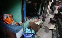 Barang-barang warga yang tidak sempat dievakuasi yang berada di dalam rumah, rusak dan hancur terendam banjir setinggi dua meter.