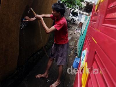 Banjir Surut, Warga Bersih-bersih Rumah