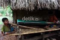 Di Kodi Utara, Sumba Barat Daya, banyak ditemui warga yang menenun di rumah.