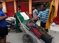 Di pusat kota Sumba Barat juga banyak pedagang kain tenun dengan model yang bervariasi.