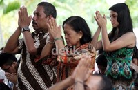 Ribuan Jemaat dengan khusyuk, melaksanakan misa Natal di Gereja Katedral.