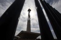 Hari yang cerah menjadikan liburan warga sebagai ceria.