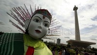 Maskot Betawi, ondel-ondel hibur pengunjung Monas.