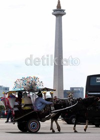 Delman menjadi transportasi pengunjung untuk berkeliling area Monas.