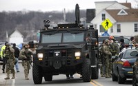 Setelah polisi sampai ke tempat kejadian, pelaku penembakan telah ditemukan tewas dengan luka tembak. Polisi New York belum berani menyimpulkan alasan penembakan itu dan penyebab kematian pelaku. REUTERS/Jamie Germano/Democrat and Chronicle/Handout.