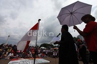 Pendeta membacakan khutbahnya.